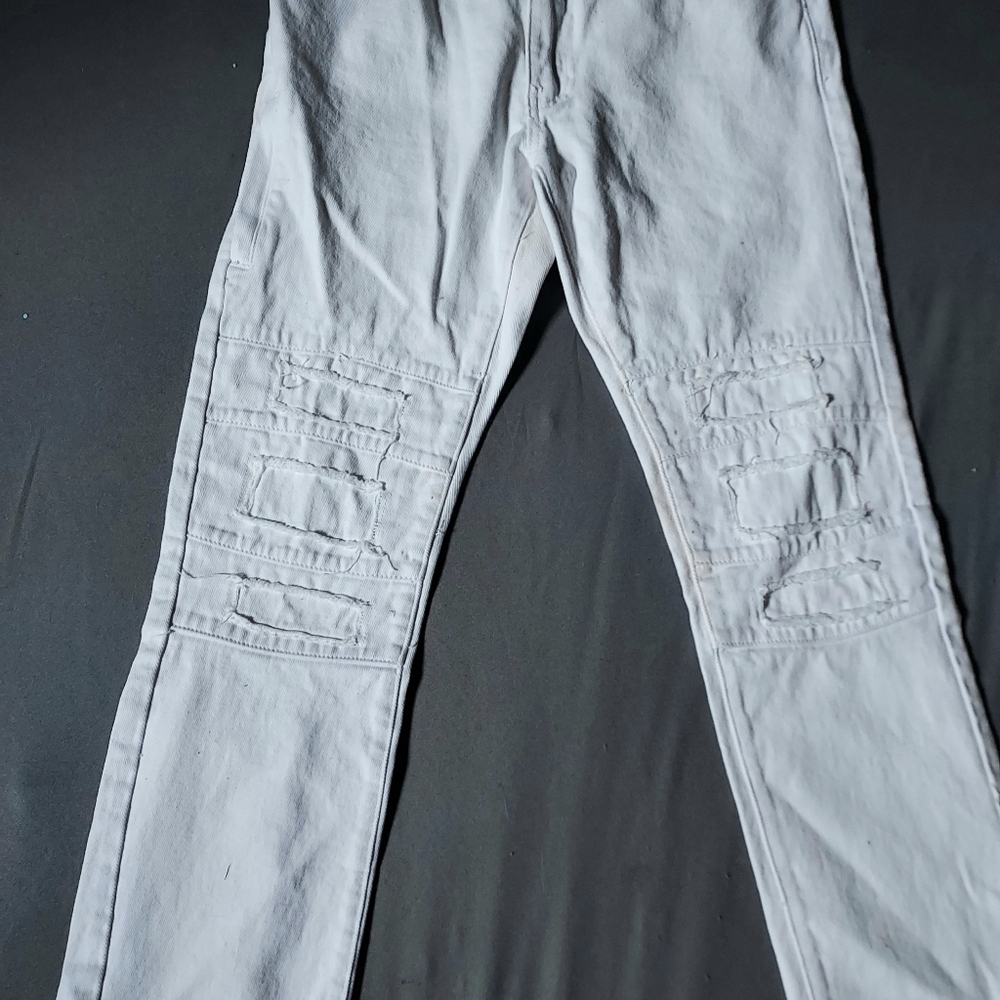 White jeans with distressed legs. Men's 32" x 30" - Picture 5 of 10